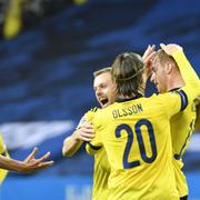 Dejan Kulusevski grattas efter 1-0 av Kristoffer Olsson och Sebastian Larsson.