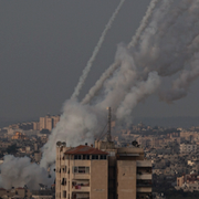 Raketeld i Gaza/Israeler springer för att ta skydd när luftvärnssirener börjar ljuda.