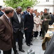 Utrikesministrar från Tyskland, Frankrike och Storbritannien tittar på delar av en rysk drönare.