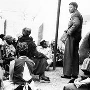 Magubanes fotografi av Nelson Mandela som talar med en grupp kvinnor, 1952.