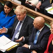 Boris Johnson tillsammans med inrikesministern Priti Patel och finansministern Sajid Javid.