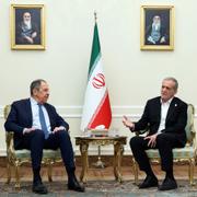 Irans president Masoud Pezeshkia och ryska utrikesministern Sergej Lavrov.