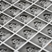 Fotografier på Anne Frank på utställning i Amsterdam, 2024. 