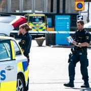Polis och avspärrningar utanför postterminalen på Borrgatan i Malmö på onsdagen.