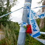 En person hittades under tisdagen död utomhus i Orminge i Nacka kommun.