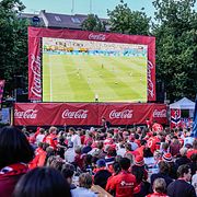 Norska fans följer matchen mot Brasilien på storbildsskärm.
