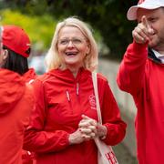 Socialdemokraternas förstanamn Heléne Fritzon då hon knackar dörr i början av juni inför EU-valet.