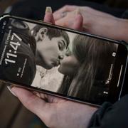 Alyona Zavadska, 16, tittar på en bild på sig själv och pojkvännen Danylo Khudia, 17, i mobilen.