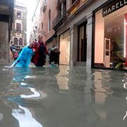 Gatorna i Venedig står under vatten.