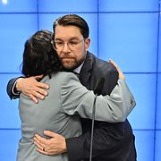 Simona Mohamsson (L) kramar Sverigedemokraternas Jimmie Åkesson i samband med deras gemensamma pressträff förra veckan.