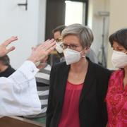 Kyrkoherde Vicar Wolfgang Rothe välsignar Christine Walter och Almut Muenster tillsammans med flera andra samkönade par under en katolsk mässa i München, Tyskland, den 9 maj 