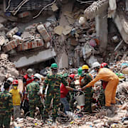 Arbetare försöker gräva fram överlevande.