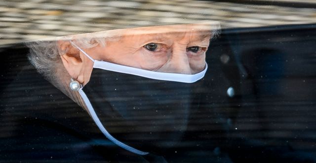 Drottning Elizabeth II under maken prins Philips begravning.  Leon Neal / TT NYHETSBYRÅN