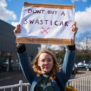 En demonstrant i London protesterar mot Elon Musk/utbrunnen Tesla i Las Vegas