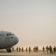 Amerikanska soldater går ombord ett fly på militärbasen Ali al-Salem i Kuwait. Bilden är tagen 2022.