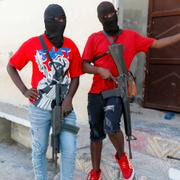 Maskerade gängmedlemmar i Port-au-Prince.