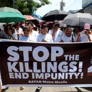 Släktingar till en av dem som dödats av polisen protesterar i Manila, 20 aug. 