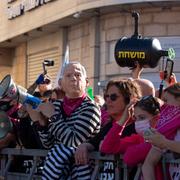 Människor som protesterar mot Netanyahu. Arkivbild. 