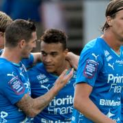 Arkivbild: Matthew Rusike omfamnas av HBK-lagkamrater.