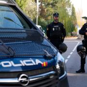 Poliser utanför Ukrainas ambassad i Madrid under onsdagen.