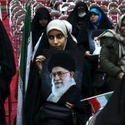 En kvinna håller upp en affisch med den högste ledaren Ayatollah Ali Khamenei under ett valkampanjmöte. Teheran, Iran, 27 februari 2024.