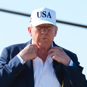 Donald Trump/en person på häst i Gaza City. 