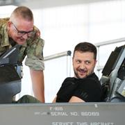 Volodymyr Zelenskyj får provsitta en av F-16-planen. Mads Claus Rasmussen / Ritzau Scanpix