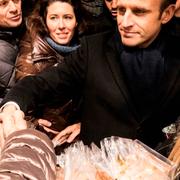 Macron på julmarknaden i Strasbourg.