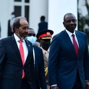 Kenyas president, William Ruto, till höger, och Somalias oresident, Hassan Sheikh Mohamud, till vänster, under ett möte i Uganda förra året. 