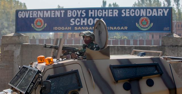 Indisk paramilitär vid skolan Dar Yasin / TT NYHETSBYRÅN
