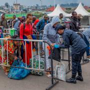 Kontroll av kongolesiska flyktingar vid gränsen till Rwanda, Gyseny den 28 januari 2025.