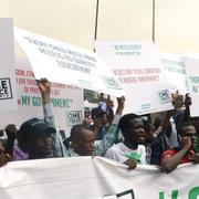 Hundratals demonstranter i Lagos protesterade mot regeringens hantering av den ekonomiska krisen på måndagen.