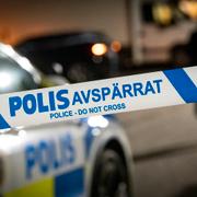 Polisavspärrningar och en polisbil. Arkivbild. 