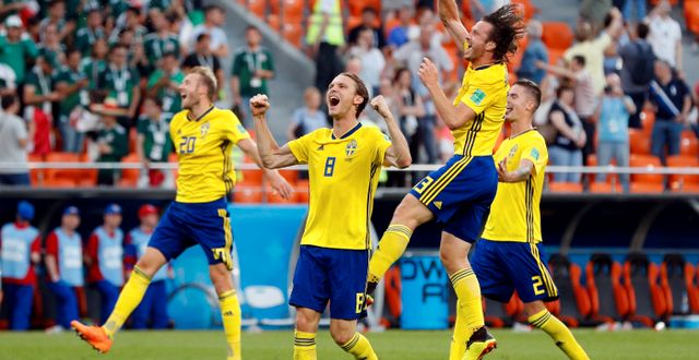 Svenska spelare firar efter segern mot Mexiko DARREN STAPLES / BILDBYR N
