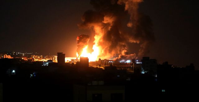 Explosioner efter det israeliska luftangreppet i Gaza tidigt på lördagsmorgonen.  Mohammed Ali / AP