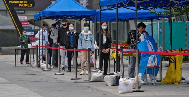 Människor köar för covidtest i Shanghai. Andy Wong / AP