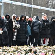 Sörjande samlas vid minnesplatsen utanför Risbergska skolan för att hedra offren i tisdagens skolskjutning. 