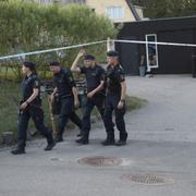 Polisen vid husen där olyckan skedde.