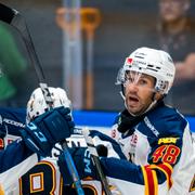 Djurgårdens Dick Axelsson jublar med lagkamrater efter att han gjort 1-1 under ishockeymatchen i Hockeyallsvenskan mellan Oskarshamn och Djurgården den 20 september 2024 i Oskarshamn. 
