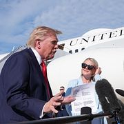 USA:s president Donald Trump med sin dåvarande pressekreterare Karoline Leavitt.