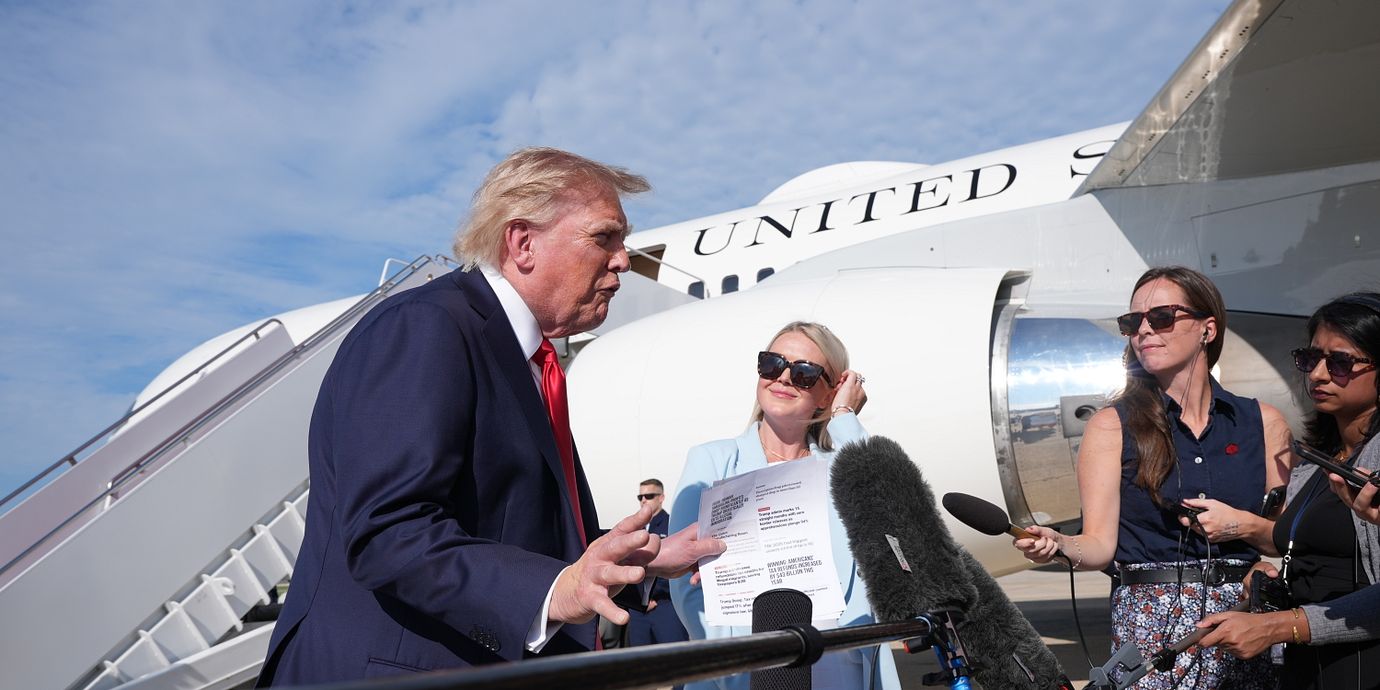 USA:s president Donald Trump med sin dåvarande pressekreterare Karoline Leavitt.