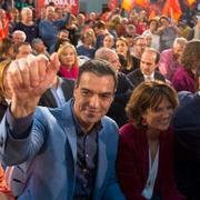 Socialistpartiet PSOE:s ledare Pedro Sánchez tillsammans med supportrar.