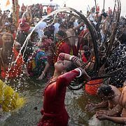 Ritual under Maha Kumbh Mela i Prayagraj, Indien den 3 februari 2025. Bilden är tagen av en annan fotograf.