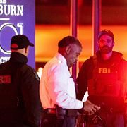 Poliser utanför Hiltonhotellet där galan hölls.