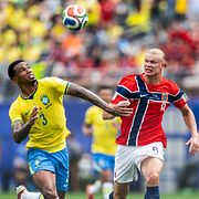 Gabriel Magalhães och Erling Haaland i duell.