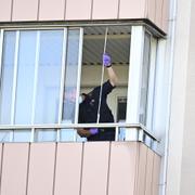 Polis och kriminaltekniker på plats på en balkong på ett flerfamiljshus på Solbacken i Malmö på tisdagsmorgonen efter att en kvinna hittats död.
