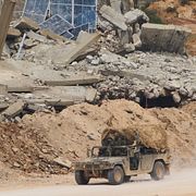 Israeliska soldater kör på en väg i södra Libanon.