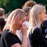 Sörjande strömmar till slottet efter kung Haralds dödsbesked.