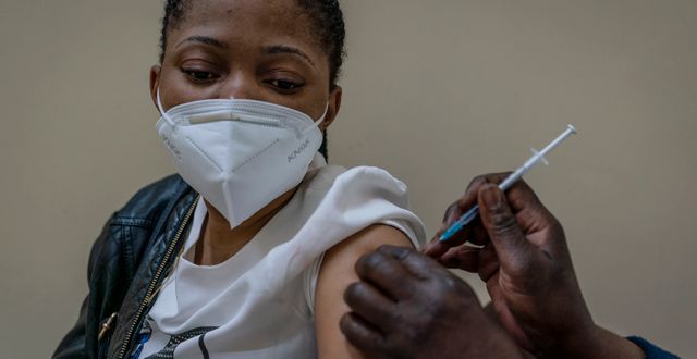 En kvinna vaccineras i Johannesburg. Sydafrika var första landet att upptäcka den nya virusvarianten. Shiraaz Mohamed / TT NYHETSBYRÅN