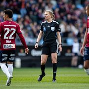 Domare Tess Olofsson under fotbollsmatch i herrallsvenskan.